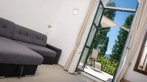 Suita s teraso s pogledom na morje